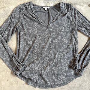 Lucky brand gray paisley v neck shirt size xs